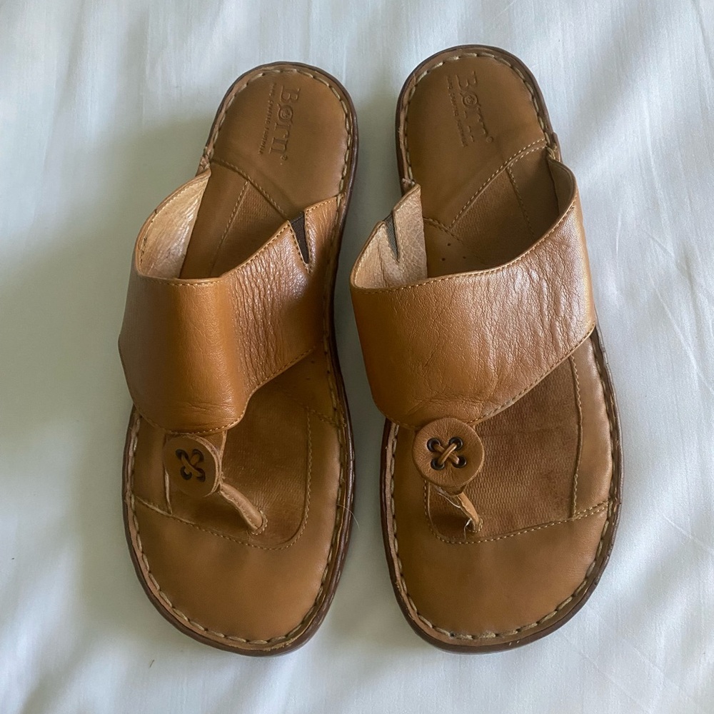 Born Womenโs Tan Leather Toe-Post Sandals
